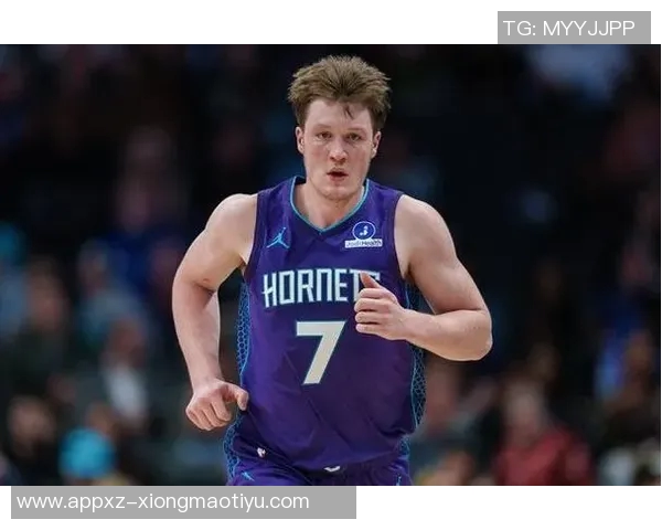 克尼佩尔昨日崴脚伤退今日现身兄弟高中比赛走路正常未佩戴护具